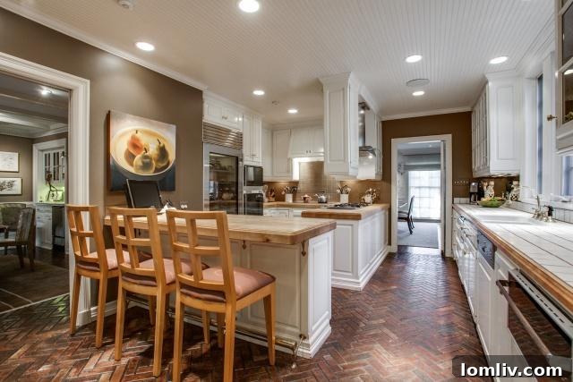 Modern Kitchen with Stainless Steel Appliances