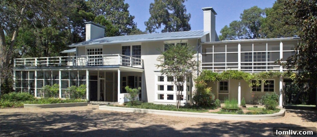 Bromberg House: O'Neil Ford creation in Texas Vernacular style