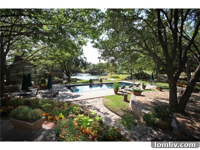 Stonebriar Manor - Sparkling Swimming Pool Area