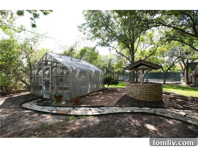Stonebriar Manor - Functional Greenhouse