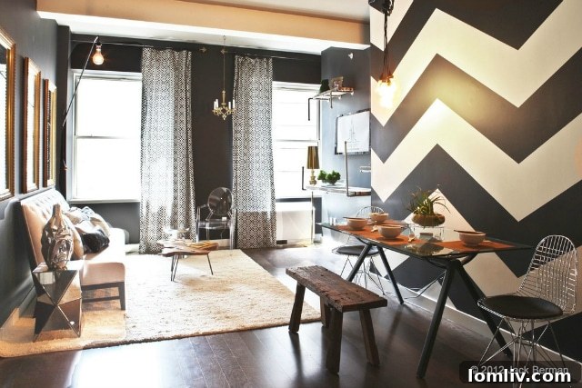 Living room with a chevron pattern rug that was popular in 2014