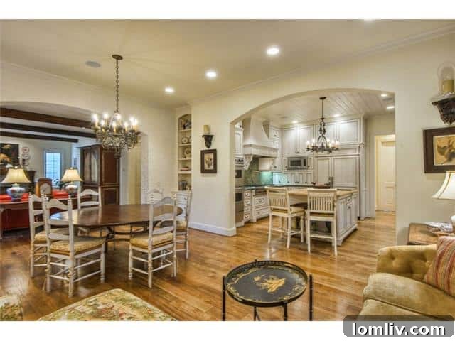 3141 Southwestern Blvd Breakfast Nook - Bright Morning Room