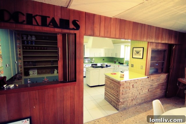 The fully equipped wet bar with original built-in blender, ideal for entertaining