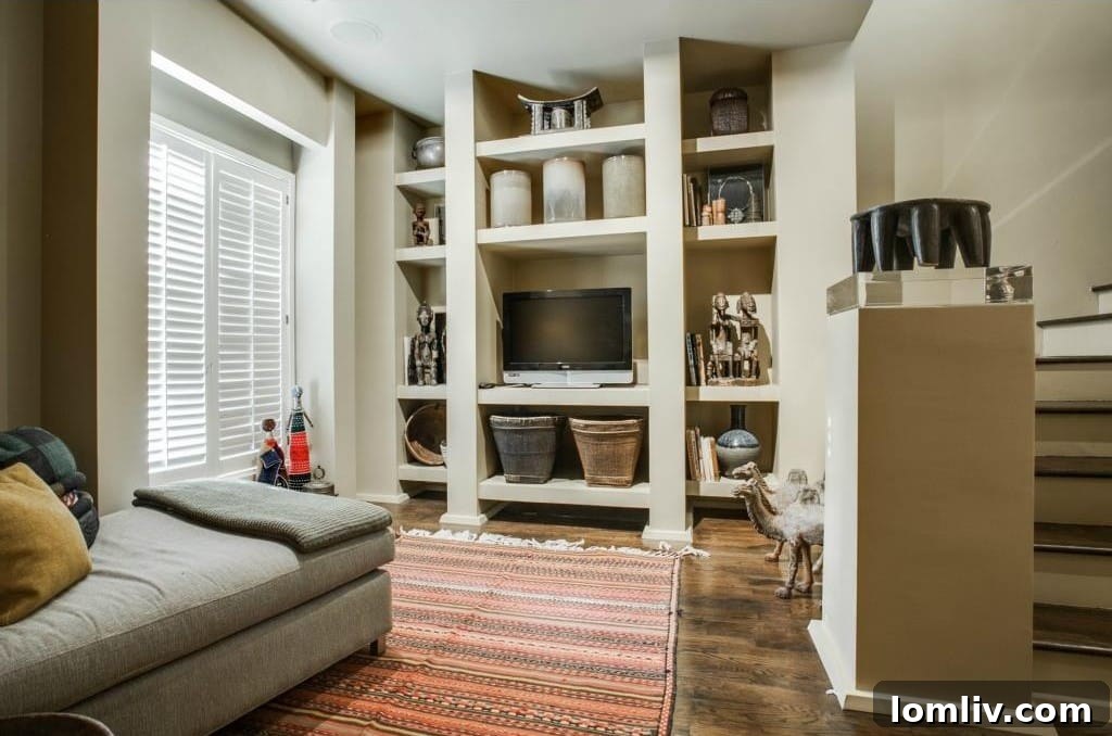 Cozy Nook in Sitting Area, Ideal for Relaxing