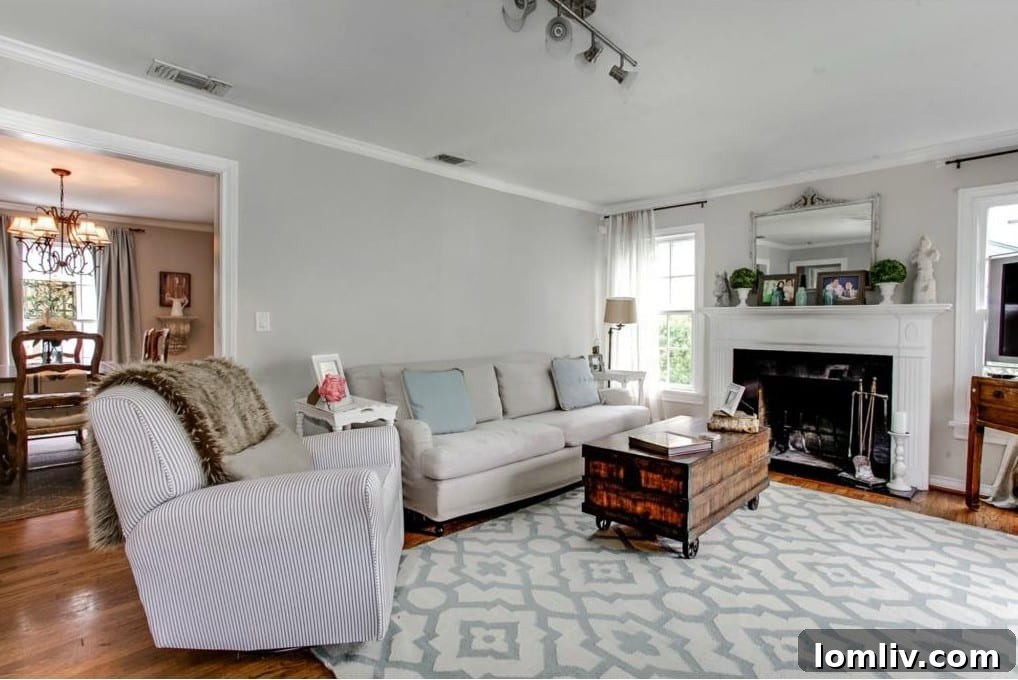 Living Room with Natural Light - 3028 6th Ave