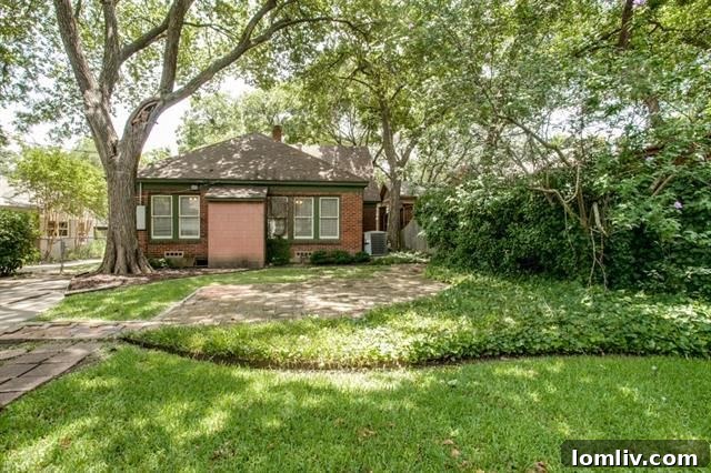 Two-car garage at 923 Thomasson Dr