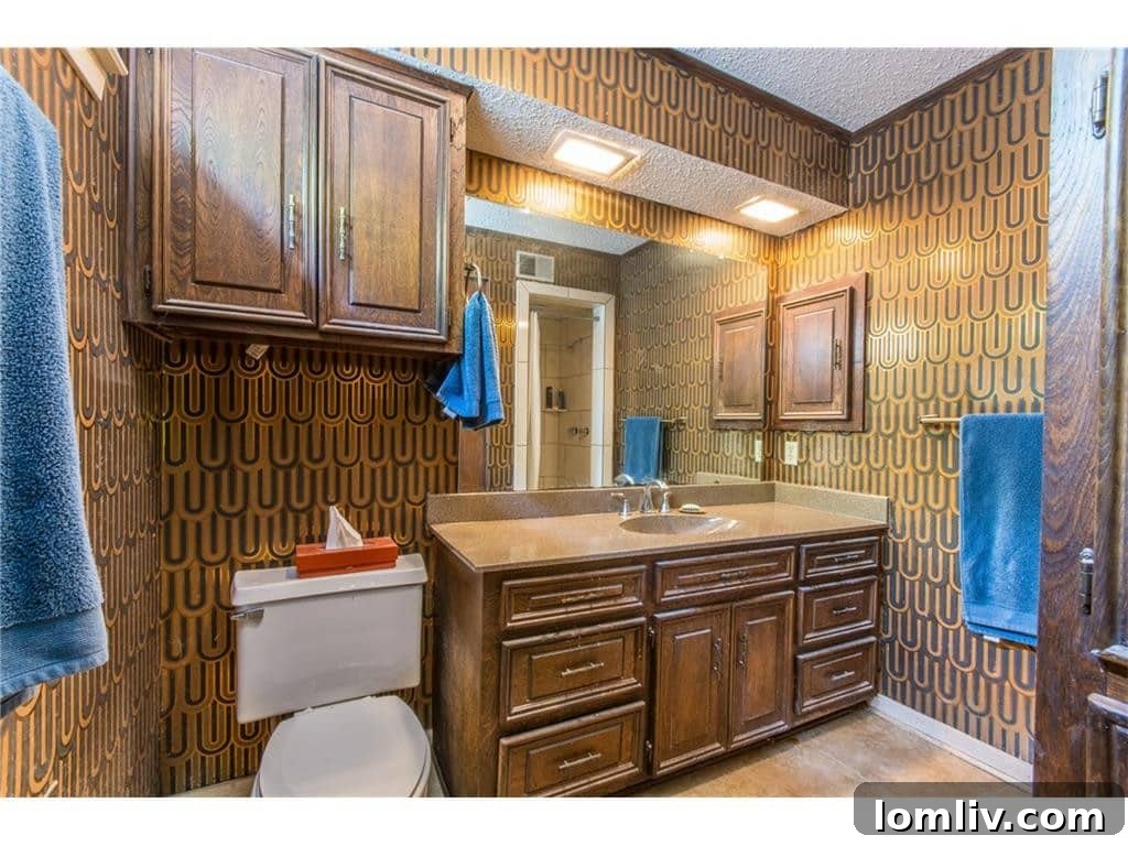 10225 Betty Jane Lane Bathroom with Graphic Wallpaper