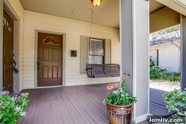 North Oak Cliff Craftsman House Exterior at 906 N. Edgefield Ave.