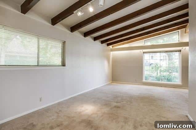 Dining room with access to the kitchen, offering renovation possibilities for an open layout