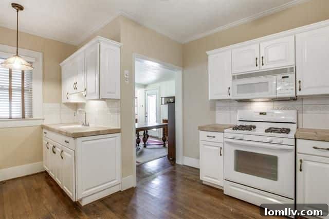 Detail of the architectural columns between living spaces