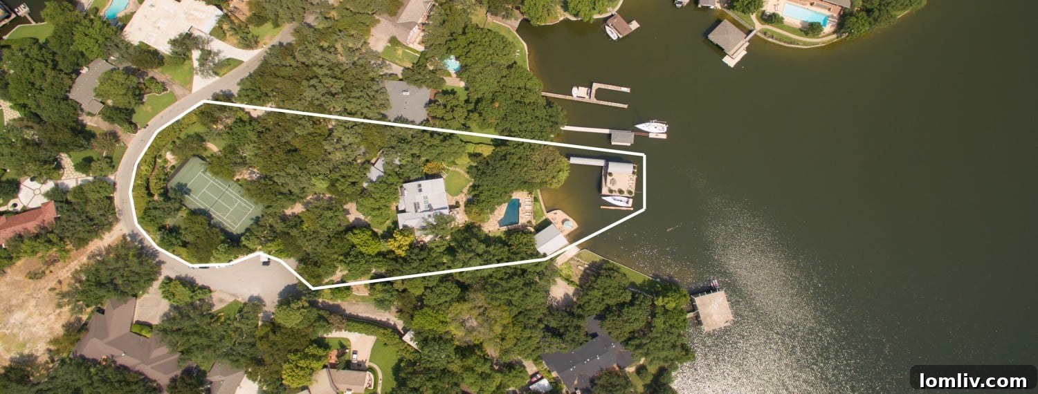 Night view of the Mariposa del Lago estate illuminated