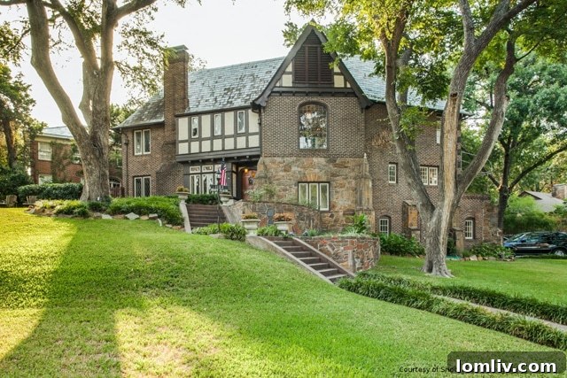 Historic residence at 1122 N. Montclair Ave. in Oak Cliff, reflecting classic neighborhood charm