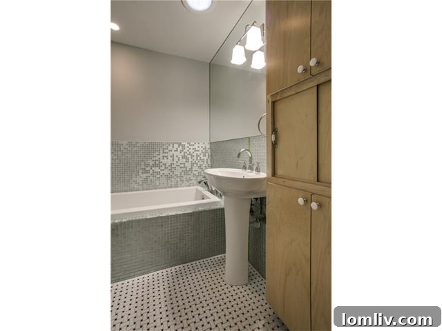 3820 Shorecrest Second Bath - Artistic Tub