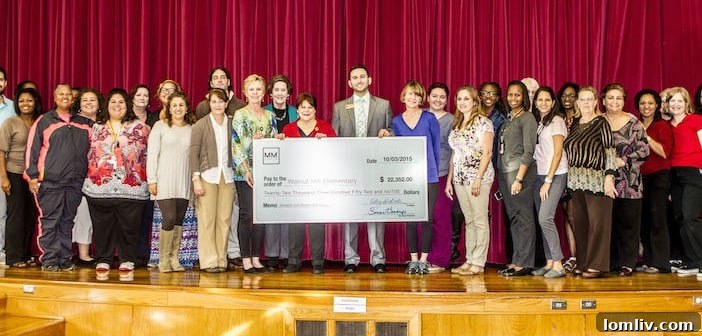 Modern Mil Ev Turu'ndan Walnut Hill İlkokulu'na 22 Bin Dolarlık Rekor Katkı 3 Walnut Hill Elementary Donation Check Presentation