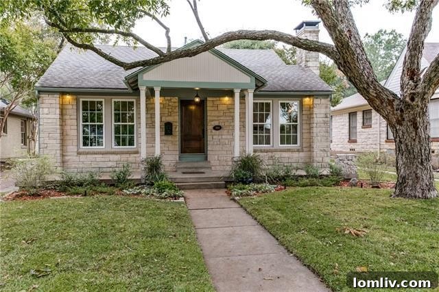 Exterior view of 2606 Marvin Avenue in Kessler Plaza, North Oak Cliff