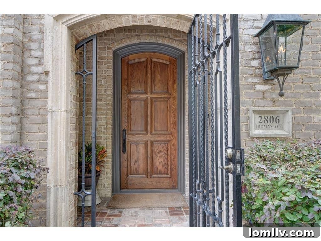 Elegant Doorway 2806 Thomas Avenue