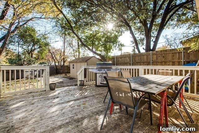 Side view of the Craftsman home and greenbelt access