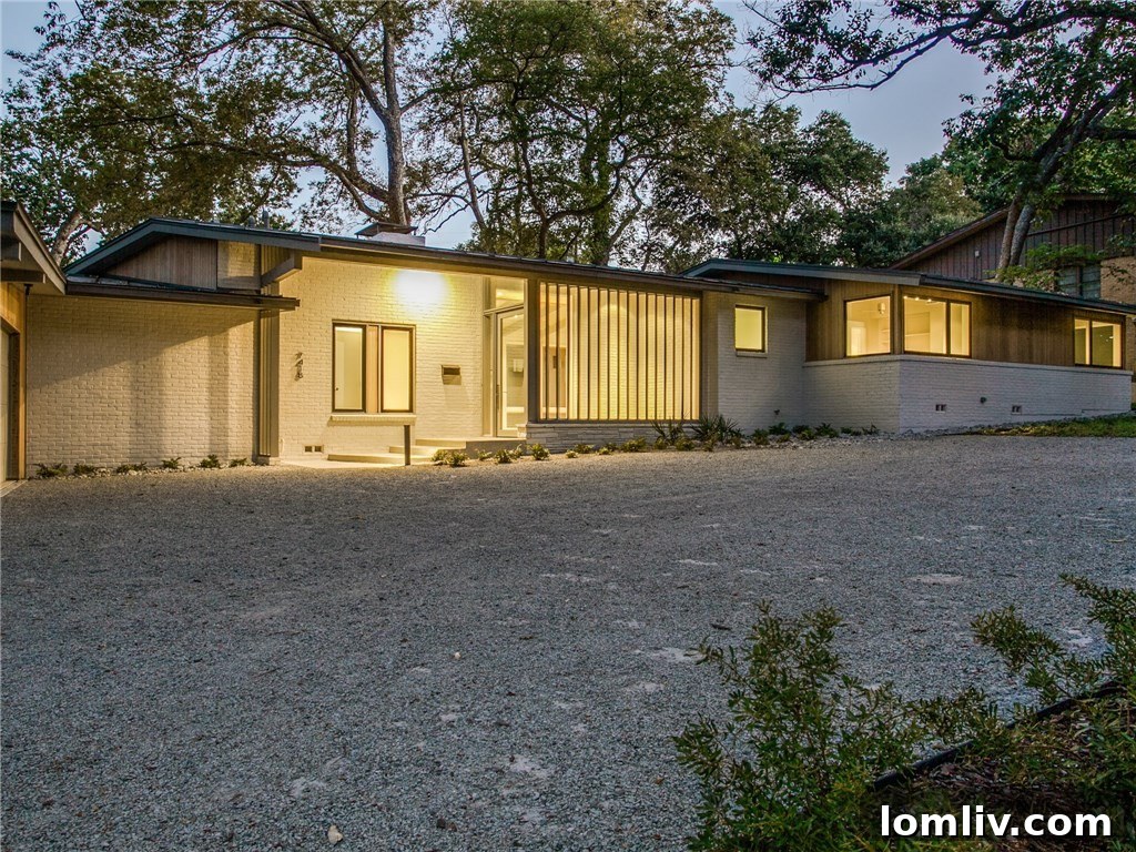 Lush Landscaping and Modern Architecture in JanMar