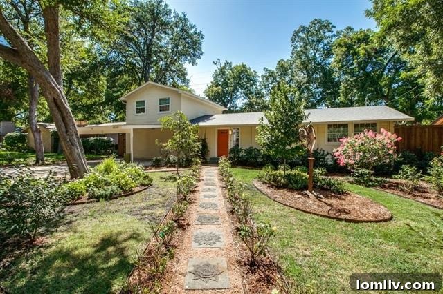 Expansive living area with an open floorplan at 8550 Eustis Ave