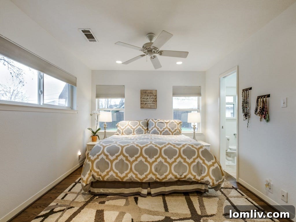 Cozy living area adjacent to the kitchen, perfect for relaxed gatherings