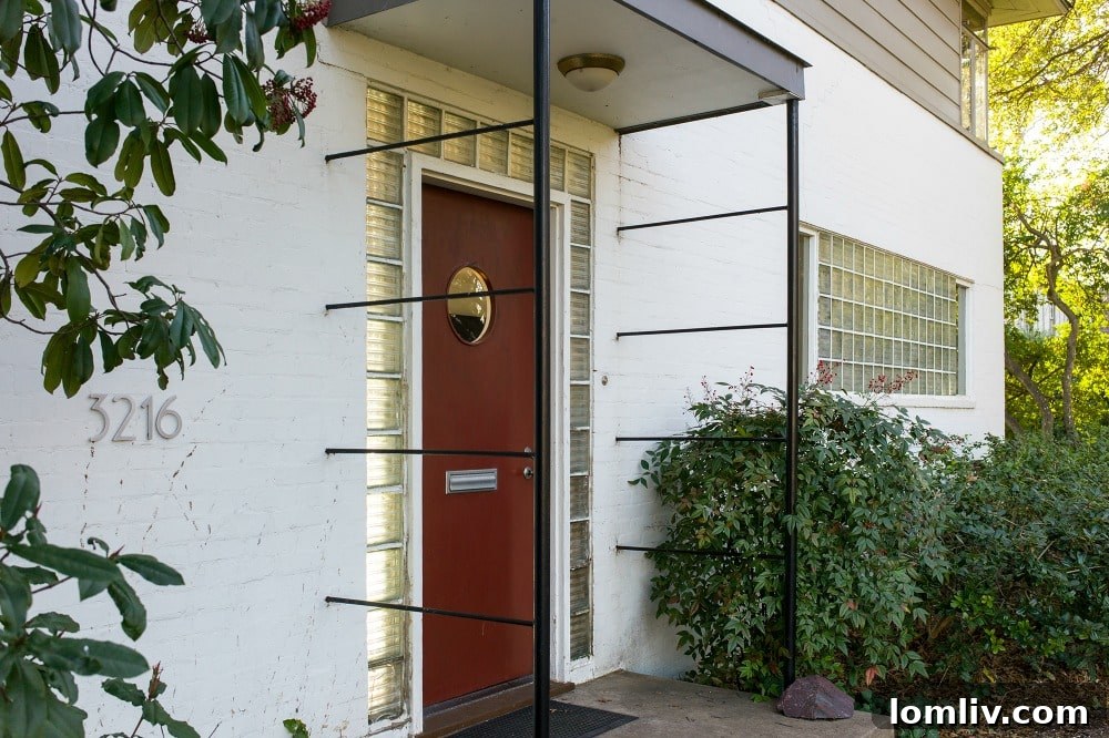 Lakewood's Modernist Jacotte House: A Preservation Gem For Sale 5 Modern kitchen with contemporary finishes in a historic Dallas home