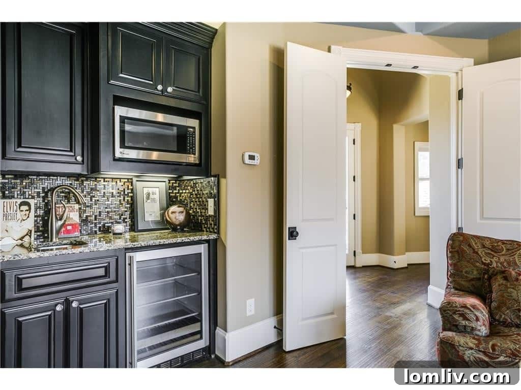 Cozy master sitting area, perfect for relaxation