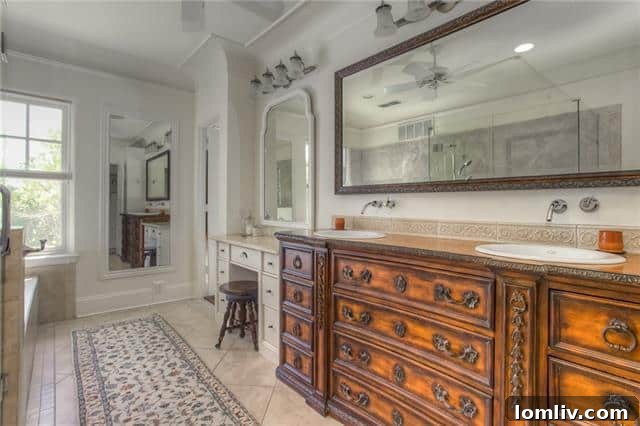 Luxurious En-suite Master Bathroom with Modern Amenities