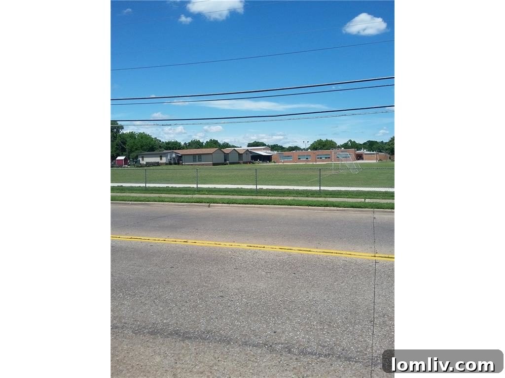 Exterior view of Hexter Elementary School, a prominent local amenity in Lake Highlands