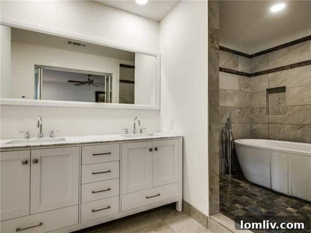 Inviting dining area adjacent to the kitchen, perfect for family meals and entertaining guests.