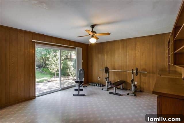 Lush Green Backyard with Screened-in Porch and Mature Landscaping