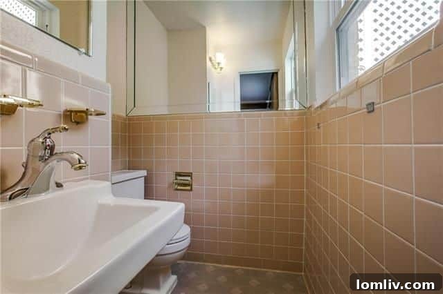 Serene Screened-in Porch Overlooking the Garden, Perfect for Relaxation