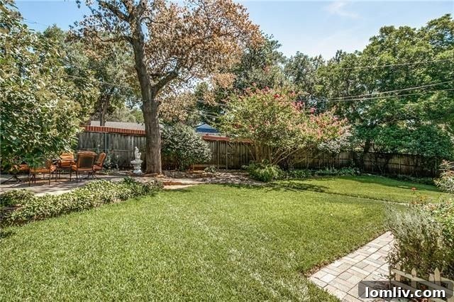 Landscaped Entrance to Kiest Park, Welcoming Visitors