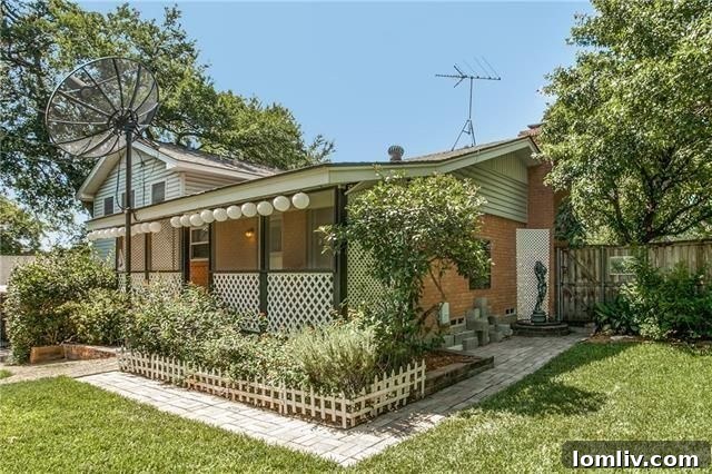 Vast Green Expanse of Kiest Park, Ideal for Recreation and Relaxation