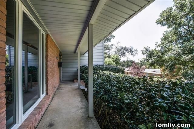 Charming Mid-Century Home Facade with Manicured Lawn in Kiestwood