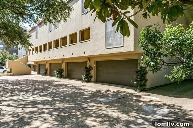 Modern end-unit townhome exterior in Oak Lawn