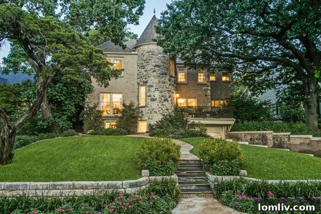 Elegant facade of 1324 W. Canterbury Ct., Kessler Park