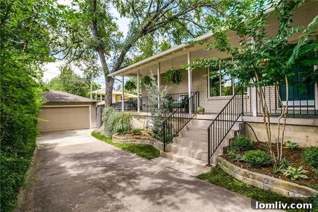 Charming exterior of Kessler Park cottage at 927 W. Greenbriar Ln