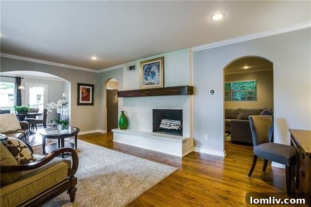 Bright and airy living room with arched doorways, 927 W. Greenbriar Ln