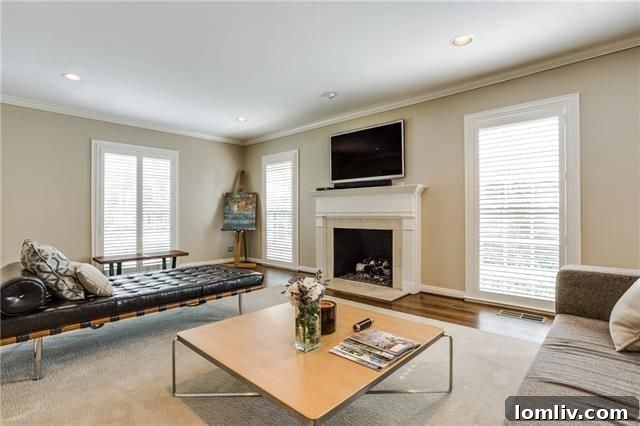 Bright living space with hardwood floors, 4684 S. Versailles Ave