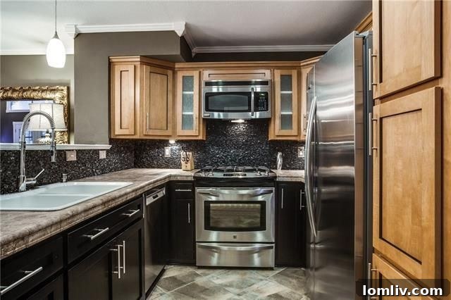 Seating Arrangement on Front Patio 6411 Larmanda