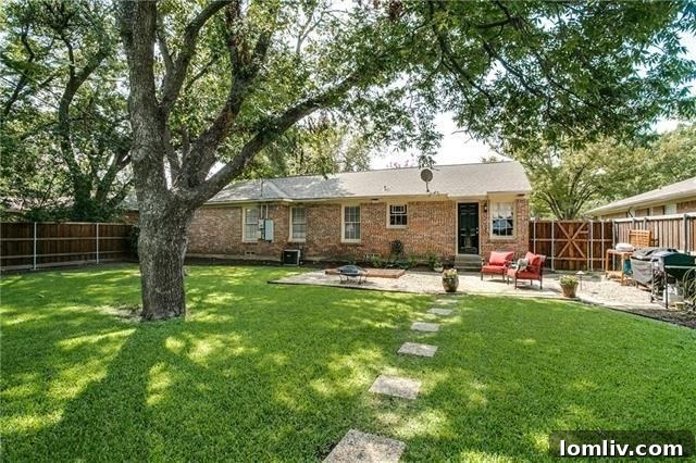 Overhead view of the front yard and charming cottage