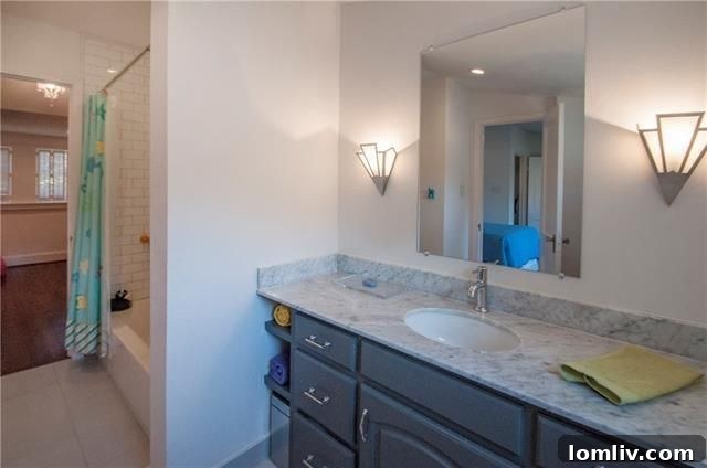 2000 Mayflower Stevens Park Estates - Second Upstairs Bathroom