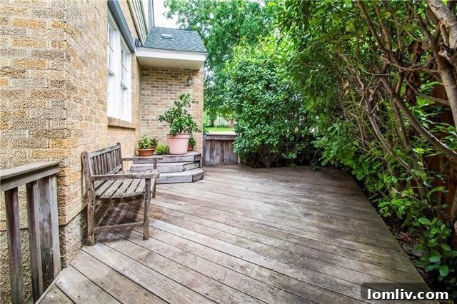 2000 Mayflower Stevens Park Estates - Lush Side Yard