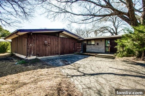 The exterior of 2604 Andrea before the extensive renovation by Mitchell and Eli