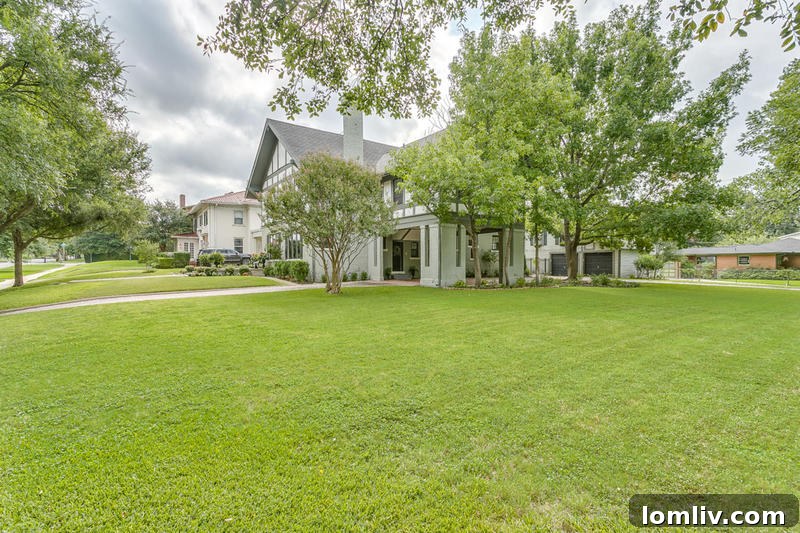 Tarihi Elizabeth Bulvarı'nda Uzman Emlakçılardan Büyük Vurgun 11 Enclosed sleeping porch transformed into a bright and versatile upstairs living area