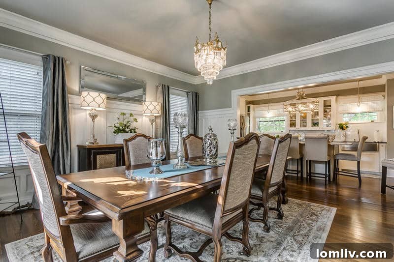 Tarihi Elizabeth Bulvarı'nda Uzman Emlakçılardan Büyük Vurgun 3 Elegant interior view of the historic Fort Worth home, showing architectural details and natural light