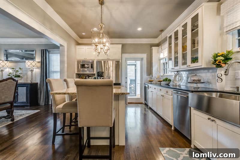 Tarihi Elizabeth Bulvarı'nda Uzman Emlakçılardan Büyük Vurgun 5 Renovated kitchen with stainless steel appliances, farmhouse sink, and large island, open to dining area