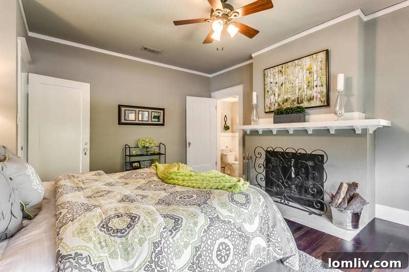 Tarihi Elizabeth Bulvarı'nda Uzman Emlakçılardan Büyük Vurgun 8 Close-up of the elegant marble shower in the master bathroom, reflecting modern luxury