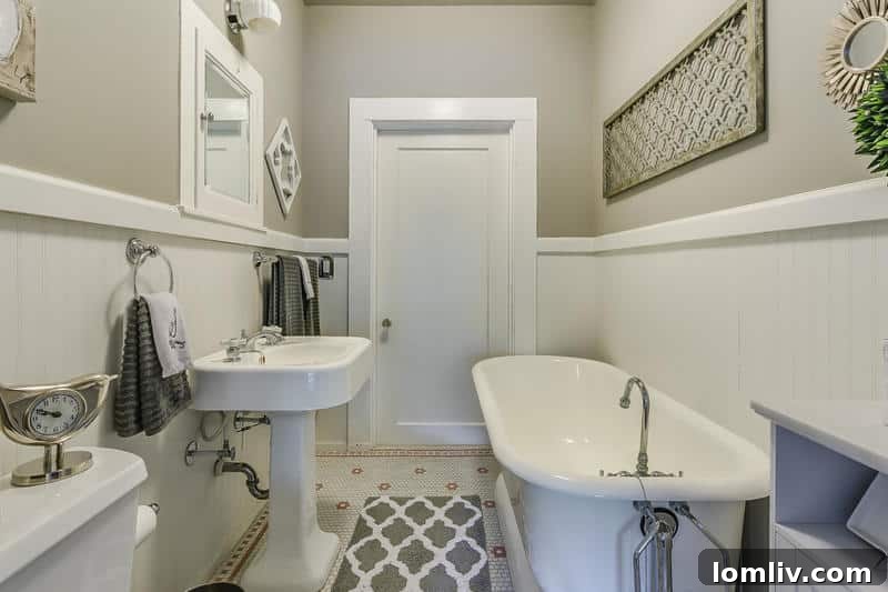 Tarihi Elizabeth Bulvarı'nda Uzman Emlakçılardan Büyük Vurgun 9 Cozy secondary bedroom featuring a charming fireplace, adding warmth and character