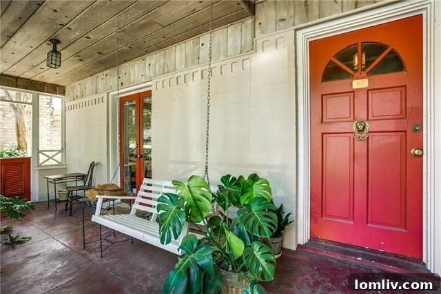 Interior view of 515 N. Oak Cliff Blvd, showing a spacious room